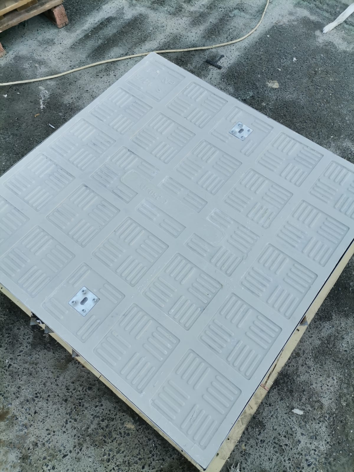 FK610 - D400 100x100 Composite Manhole Cover